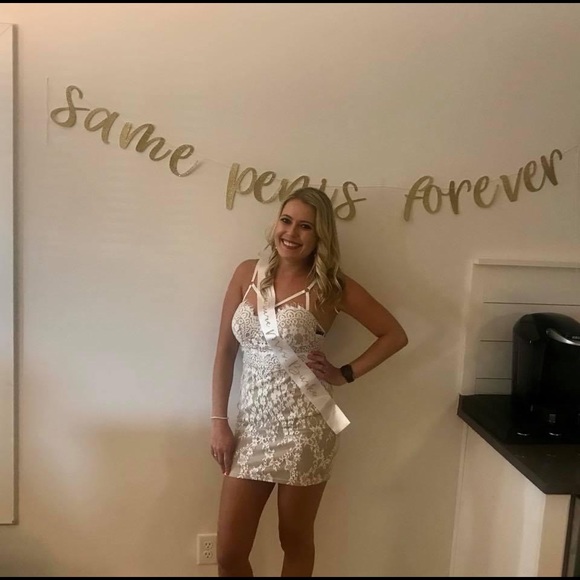 White and nude lace party dress - Picture 3 of 3